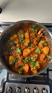 Durban Mutton (Lamb Curry) Recipe INGREDIENTS SERVES 4 - 1 kg lamb, cut into pieces - 1/2 an onion, finely chopped - 1 tomato, grated - 3 medium potatoes, peeled and cubed - 50 ml vegetable oil - 2 sprigs curry leaves - 2 sliced chillies - 1 teaspoon ginger and garlic paste Whole Spices: - 1 clove - 1 cinnamon stick - 2 elachi (cardamom) pods - 1 teaspoon jeera (cumin) seeds - 1 teaspoon fennel seeds - 1 bay leaf Ground Spices: - 1/2 teaspoon turmeric - 1 teaspoon dhania (coriander) and jeera (c