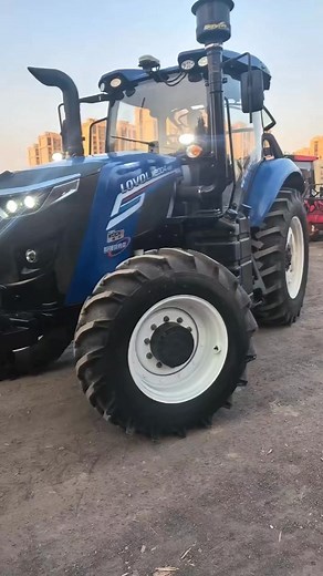 Lovol 2004 Tractor-dynamical system: Equipped with Weichai WP7HG215E472 National IV engine, six-cylinder vertical inline four-stroke, rated power of 147kW, rated net power of 158kW, powerful and compliant with emission standards. ​ - Drive and control: It adopts a 24 24 shuttle gear shift with crawling gear, equipped with power shift, power shift, and wet electronic control PTO. It can be operated by electronic control buttons or push rods, without the need to step on the clutch, making it easy 