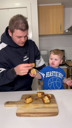@that.aussie.dad on Instagram: "Fun $20 snack idea for the kids 🍕🧒 My toddler is obsessed with these cheesy ham & veggie pizza scrolls, and you can whip up about 12 of them for under 20 bucks! Perfect for lunchboxes, sneaky veggies included! Ingredients: • 1 pack of ham (deli style or shaved)• 1–2 cups shredded cheese • Pizza sauce (use as much as you like) • 1 carrot, grated • 1 zucchini, grated • 2 sheets of puff pastry (or more, depending on how many you want to make) Method: 1. Grate the c