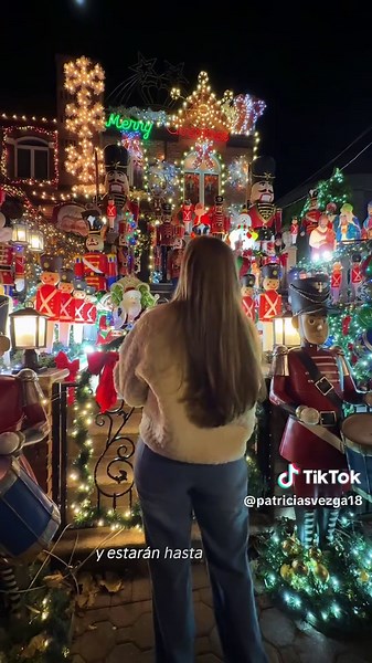 🎄✨ Uno de los planes navideños más lindos de Nueva York: Dyker Heights en Brooklyn ya está iluminado y estará así hasta inicios de enero ❄️🎅🏼 Guárdalo para tu visita 👀💡 🚇 Cómo llegar en tren (subway): \t•\tToma la línea D hasta 79th St y camina 15–20 min. \t•\tO toma la línea R hasta 86th St y camina 15 min. Tip: Siempre caminen hacia la 12th Ave, ahí empieza lo bueno 🚘Si vas en auto: posible, pero parking muy limitado y calles muy llenas 📍 Ubicación de las casas más famosas: 1025 84st B