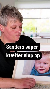 Sanders mor kaldte ham for supermand, og det var ikke et tilfældigt kælenavn. Den lille fyr viste imponerende styrke og holdt humøret højt, selv om sygdommen langsomt nedbrød hans lille krop 💔⁠ Hvordan har Lottes lille supermand det mon nu?⁠ ⁠ Lyt med i podcasten Afdødekontakt 🎧️⁠ ⁠ ⁠ #afdødekontakt #podcast #udeoghjemme #ally #clairvoyance #overnaturligt #selmaambirk | Ude og Hjemme