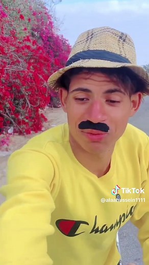 لما اخوك الصغير يجيب عربيه مسروقه الفيلا وتطلع بتاعت ظابط 🚓😂 الفيديو كامل علي اليوتيوب #علاء_حسين