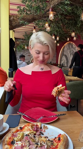 Pizza Eating Etiquette: Learn How to Eat Pizza Like a Gentleman