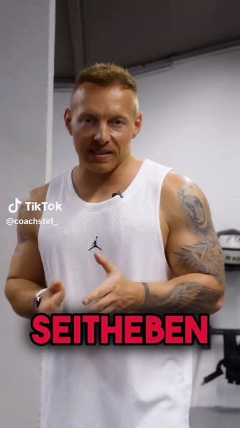 Seitheben ist gar nicht so kompliziert, man muss nur die Arme leicht nach vorne nehmen und den Arm nicht aufdrehen. Schon trifft man die seitliche Schulter. Ob man den kleinen Finger jetzt hochdreht oder die Hand parallel zum Boden hält, ist ein banales Detail. Hier ein kurzes Technik Tutorial.