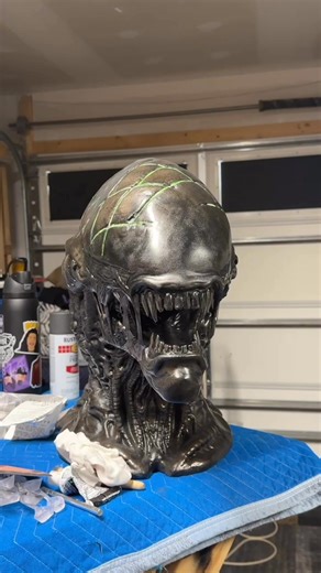 Lifesize Grid Xenomorph project, sculpted by myself. Brought to life by rambo9111. In this video he showcases the introduction of green florescent paint within the wounds of the Grid Alien. Yes it’s glow in the dark! | Wreav