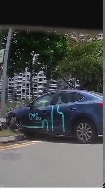 A GetGo car was caught on film mounting a kerb and subsequently hitting a lamppost in Punggol - despite brake lights being on before the crash. What do you think? | TR Emeritus