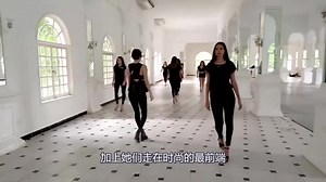 美女模特走秀出现“失误”，衣服不慎滑落，下一秒的举动值得点赞