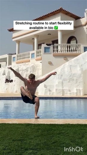 Just a casual lift into Flamingo pose🦩 #yoga #flexibility #challenge #mobility #stretching #gym
