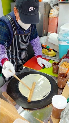 Popular Korean Street Dessert! Must-Eat Crepe in Dongdaemun, Seoul
