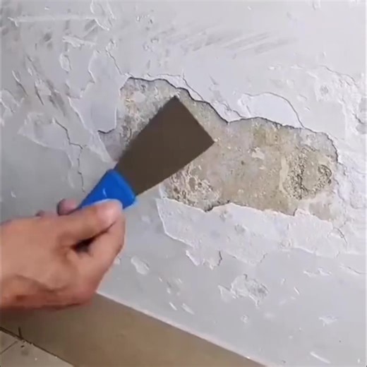 Da li se zid ljušti? 🤔 Imaš puno mrlja, pukotina i dječjih otisaka na njemu? 👉 Brzo i jeftino popravi sve uz pastu koja odlično prekriva, otporna je na vodu pa čak i na plijesan! 🖱️ Klikni ispod za narudžbu👇 | Superzebra