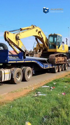 Abnormal Load Transportation Made Easy with our Lowbed Truck Services 🚛 When it comes to abnormal load transportation, there’s no room for error, and that’s exactly why businesses across South Africa choose Alsandro Construction. From heavy plant machinery and shipping containers to oversized industrial cargo, our Lowbed Truck Hire service is engineered for safe, secure and stress-free transport. Whether you're relocating site equipment or transporting super-loads nationwide, our expert team en