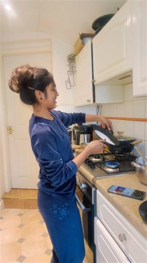 Who wants the full video? Tell me in the comments!😜 Kitchen vibes #pottalamuttaye #viralshorts #fyp