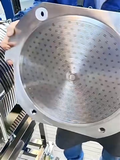 Stainless steel filter press showcase. The entire machine is built with stainless steel, featuring a clean structure and a strong visual sense of quality. While meeting the needs of solid-liquid separation, it is also better suited for applications with higher requirements for hygiene, corrosion resistance, and overall equipment cleanliness. For a filter press, material selection affects more than appearance. It also has a direct impact on cleaning and maintenance, on-site compatibility, and lon