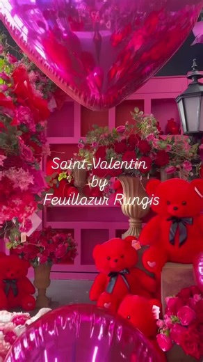 Tendance Saint-Valentin Cette année, la Saint-Valentin joue sur le contraste du rose et du rouge pour des vitrines modernes, impactantes et très visuelles. Ours rouges, cours gonflables XXL, roses rouges et décorations coordonnées créent une ambiance forte, idéale pour capter l'attention. Une solution décorative pensée pour les professionnels souhaitant dynamiser leurs vitrines et espaces commerciaux pendant la période de la Saint-Valentin. #decoration #fleursartificielles #evenementiel #grossis