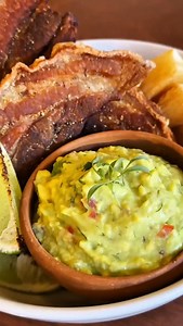Si no sabes qué hacer hoy, te damos un plan perfecto Un delicioso Porkbelly, buena compañía y ese ambiente que te hace sentir cómodo desde que llegás. Eso es La Chanchada. 📲 𝟳𝟲𝟵𝟴𝟱𝟳𝟳𝟱 | https://wa.me/59176985775 📍 Avenida portales 558, entre Tomas Frías y Av. Potosí Cochabamba, Bolivia https://maps.app.goo.gl/964PDMNLqvUt9Vid6?g_st=ic Linktree: https://linktr.ee/lachanchada ⏰ Horarios: Todos los días de 10:00 a 22:00h. #LaChanchada #PlanPerfecto #Disfrutar #Cochabamba | La Chanchada