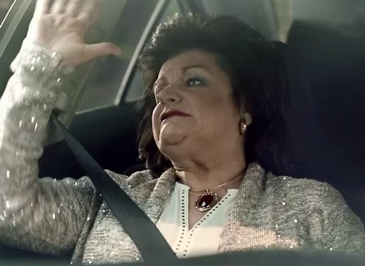 La Belle Mère ! Je Note, Je Note - Une Publicité Audacieuse De SSQ Auto