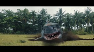 The shark took aim at the little girl swinging on the swing and flew out of the ground right at her! 鲨鱼瞄准正在荡秋千的小女孩，飞出地面直扑向她！ #陆行鲨 #LandShark #优酷电影 #youkumovie | Youku Movie