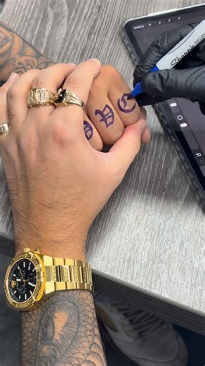 𝕷𝖔𝖘 on Instagram: "Pt 1. of my first knuckle tatt I did yesterday. Drew it on free hand. ✍️ hows it looking? #tattoo #handtattoo #ink #tattooartist #tattoos"