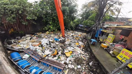 The excavator cleaning up trash is truly satisfying to watch #saigonxanh #cleanuptheworld | Sài Gòn Xanh