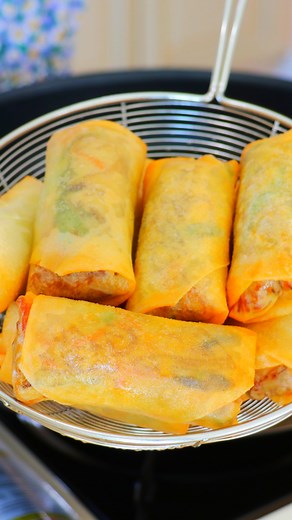 Crispy Chicken Spring Rolls #chinesefood #chineserecipe #crispy #chicken #springrolls #springrollsrecipe #asianfood #cicili Written Recipe: https://cicili.tv/crispy-chicken-spring-rolls/ | CiCi Li