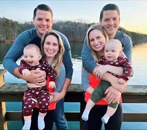 Los hermanos gemelos se casaron con hermanas gemelas, y dos años después, ambas hermanas quedaron embarazadas y tuvieron hijos inusuales. Ahora sus hijos sorprenden a todos. Mira cómo se ven los niños de esta inusual familia. Lea la versión completa de la historia en el primer comentario. ⬇️ | Canal de información