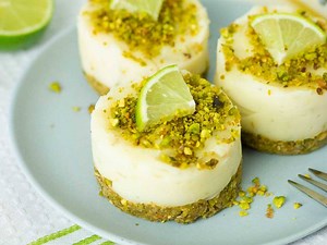 Pistachio and lime mini cheese cakes - no bake
