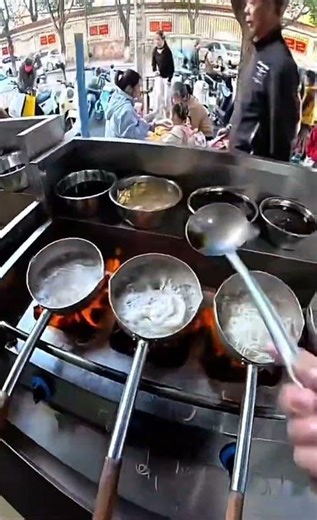 Cooking fresh noodle soup 新鲜煮粉 #美食分享 #chinesecuisine #streetfood #food #foodie #小吃#porkrecipes