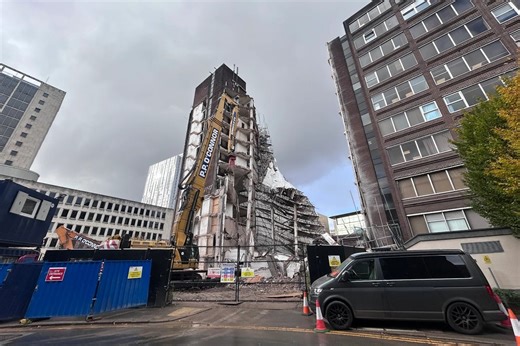 Building collapses in centre of Manchester as hundreds evacuated