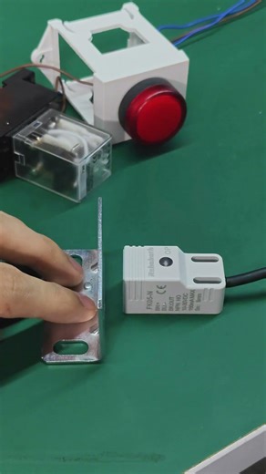 How an Inductive Proximity Sensor Controls a Relay ⚡ (Bench Test)