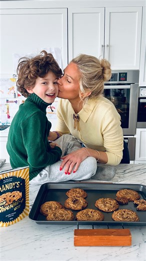 Approved by our toughest food critic 🍪 Find our Dry Cookie Mix in-store, online and at your local grocery store. . Approuvé par notre critique culinaire la plus exigeante 🍪 Retrouvez notre mélange à biscuits secs en magasin, en ligne et à votre épicerie locale. | Mandy's