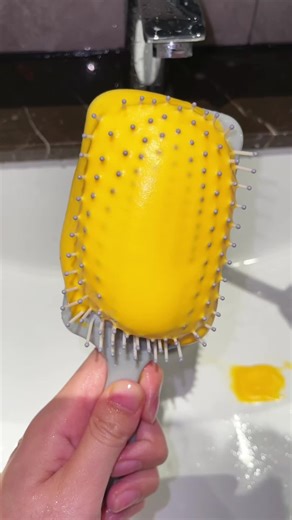 Having trouble cleaning the hair off your comb? Watch this demonstration!#videowave#aircushioncomb #hairloss #tiktokshopjumpstartsale #householditems