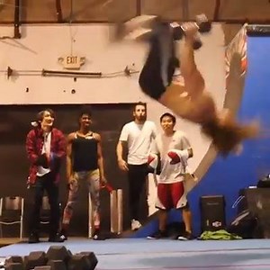 Wow! Backflip with dumbells! | Bodylab.nl