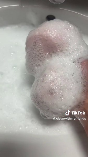 New sponge but the sponge was already broken when i buy it😭😭 saw it now when i was going to try it😭 but otherwise i love the combination and the sponge🧼🧼🧽🧽 #cleantok #cleanfreshhype #fyp #foryoupage #foryou #foryourpage #foam #cleaningasmr #asmr #foamcannon #foamcleaner #foamy #satisfying #satisfyingvideo #satisfy #ilovefoam #ilovefoamsoap #ajax #cif #cifsquad #cifpinkflowers #ajaxofficialfanpage #ajaxonfire🔥💥 #cifcream #cifcreammydream #cifcreamcleaner #cifcreamcleaneroverload #cifcrea