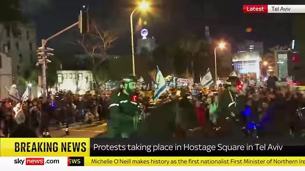 BREAKING: Sky News has received this video footage showing demonstrators in Tel Aviv. https://trib.al/Rx0iR33 📺 Sky 501, Virgin 602, Freeview 233 and YouTube | Sky News