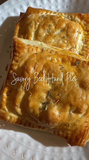 Talk about indulging in some comfort food.. I absolutely love these hand pies🤤🤤 #easyrecipes #comfortfood #fallrecipes #cookwithme #handpie #savorydish #easydinnerrecipe #dinnerideas