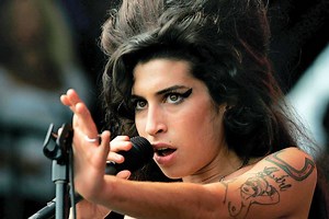 Quién era Amy Winehouse: la trágica historia de su vida y cómo el amor de dos hombres apagaron su voz