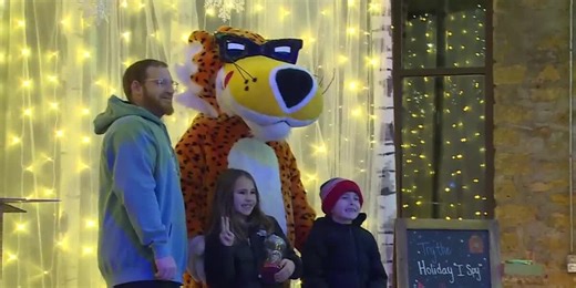 Chester Cheetah visits the zoo