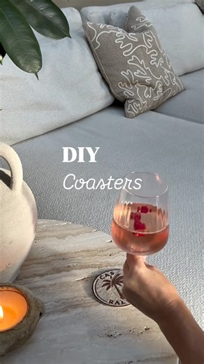 Maria Rábade-Lieber | Boligindretning • DIY • Udeliv on Instagram: "Det startede egentlig bare som en for sjov test…🍹 Jeg havde slet ikke regnet med, at de her coasters ville blive til noget, jeg faktisk ville bruge, eller havde lyst til at have liggende fremme i hjemmet 🫣 Jeg er virkelig hyss med mine borde, så coasters er et must herhjemme. Og at de ovenikøbet har vores lille “Casa Rabade logo”, gør dem bare ekstra personlige🤍 Hvad siger du? Galt eller genialt 😉 #pp1 #skitch #broderi #krea