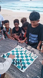 Pinakitaan niya ang mga dumagat (IPs) niyang kaibigan kung paano manalo sa chess ng 4 moves. #chess #Checkmate | ChessFam