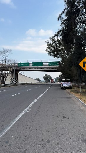 334K views · 5.9K reactions | Productores de la región Sur del Estado toman la autopista Guadalajara - Colima para continuar con su manifestación. El cierre se realiza a la altura del kilómetro 87 en el puente de ingreso en Zapotlán el Grande. Los productores mencionaron que estarán dando el pase a vehículos de manera provisional. | Punto Medio | Facebook