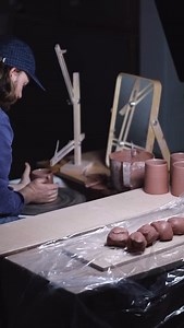 Whenever I lift a pot off the wheel with just my hands, inevitably the question that comes up, is, “How do you lift pieces off the wheel without it distorting?”, in this short video I’ll do my best to explain precisely what it is that I’m doing. Beyond the technique, there are so many other factors, specifically the type of clay you’re using, how long the pot has taken you to throw and what the shape is itself. So, let’s go through these: the first is the sort of clay you’re using, bodies withou