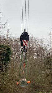Aujourd'hui, vertigineux travaux en haut du Triops.🎢😲Remontage après maintenance de la passerelle, du moteur électrique et du réducteur.👏 | Parc Bagatelle