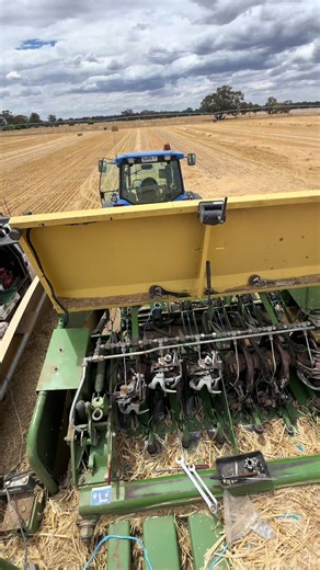 Giving a mates baler a much needed tune up #contractorsoftiktok #xyzbca #fyp #agmechanic #haycontractor