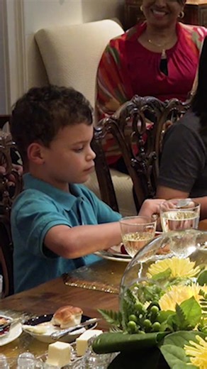 Always eat rolls piece by piece 🧈 If you’re a professional looking to enter the world of etiquette, our programs would be perfect for you! Join us for certification class today by visiting our website (link in bio 👀) #etiquettetips #childrensetiquette #diningetiquette #mannersmatters #finedining