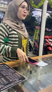 Parfum ini tuh aromanya kayak..... Kamu lagi jalan sendiri pas malem tapi semua mata ngikutin kamu 🫣 #parfumviral #parfumcewek #parfummanis #fyppppppppppppppppppppppp | AROMA WANGI Parfum Trenggalek