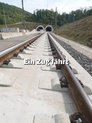 Tunnelknall? Nicht bei Stuttgart 21 Wenn ein Zug schnell in einen Tunnel fährt, entsteht eine Druckwelle. Am Ende des Tunnels kann es deshalb laut knallen. Bei Stuttgart 21 und im künftigen Stuttgarter Hauptbahnhof passiert das nicht. Denn: Ausgeklügelte Technik sorgt dafür, dass die Luft, die der Zug vor sich herschiebt, entweichen kann. So baut sich der Druck langsamer und gleichmäßiger auf. Das Ergebnis: Reisende spüren nichts – keinen Luftstoß, keinen Knall. #deutschebahn #stuttgart21 #s21
