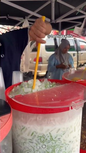 How Traditional Malaysian Cendol Is Served | Popular Street Food Drink