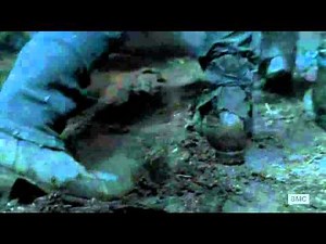 The Walking Dead - Walker attack on the barn (5x10)