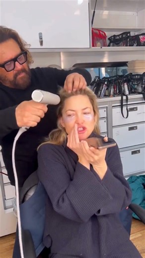 Kate Hudson shared a candid look at her transformation into Claire Sardina for her new film 'Song Sung Blue' 💙 The actress sang, danced and chatted with family as her makeup and hair stylists worked their magic ✨ 📽️ : #KateHudson | HELLO! Canada