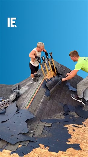 See how constructors peel off and replace roof shingles! 🎥 pine_ridge_roofing / IG | Interesting Engineering
